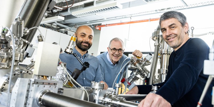 Senior lecturer Dr. Saeed Amirjalayer (from left), Prof. Harald Fuchs and senior lecturer Dr. Harry Mönig at the atomic force microscope at CeNTech. The device can be used to identify different atoms.<address>© WWU - Peter Leßmann</address>