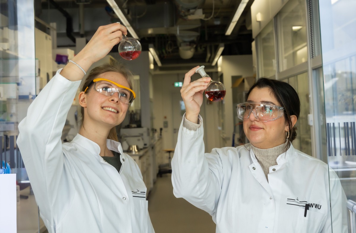 Die Chemie-Doktorandinnen Suna Azhdari (r.) und Lisa Schlichter arbeiten im „Center for Soft Nanoscience“. © WWU - MünsterView