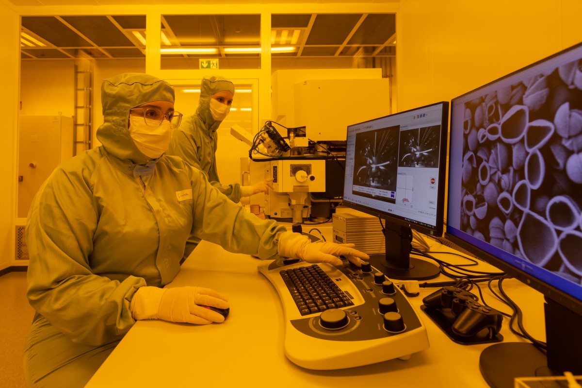Das Rasterelektronenmikroskop der „Münster Nanofabrication Facility“ kann von allen Universitätsangehörigen genutzt werden. © WWU - MünsterView
