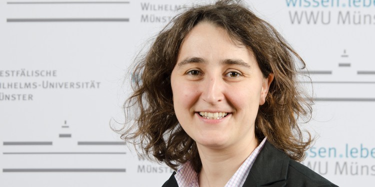 Prof. Dr. Andrea Rentmeister arbeitet an Methoden, um mRNA-Moleküle sichtbar zu machen und in lebenden Zellen zu beobachten.<address>&copy; WWU - Laura Grahn</address>