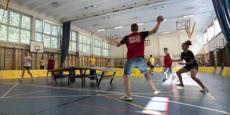 Die Handball-Alternative &quot;Qatch&quot; wird an einem sogenannten Teq-Tisch gespielt, der an eine gekrümmte Tischtennisplatte erinnert.<address>© qatch.org</address>