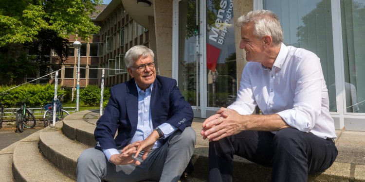Am Bispinghof studierte Dr. Thomas Bellut (l.) von 1975 bis 1982 Publizistik. Später promovierte er in diesem Fach. Im Gespräch mit Norbert Robers erinnerte er sich an seine Zeit in Münster.<address>&copy; WWU - MünsterView</address>
