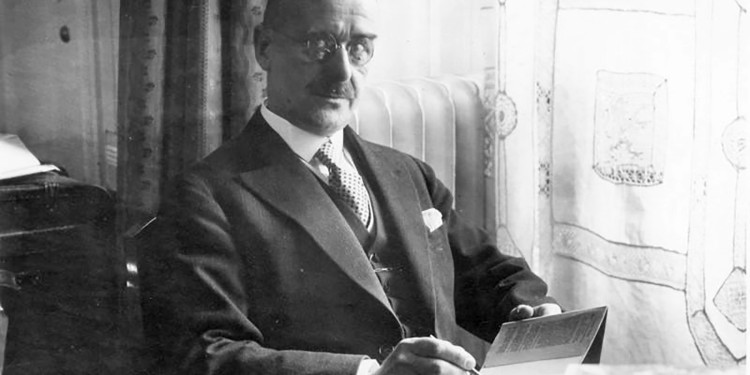 Thomas Mann in Berlin (1929) vor seiner Weiterreise nach Stockholm, wo er den Nobelpreis entgegennahm.<address>© Bundesarchiv, Bild 183-H28795, Wikimedia Commons</address>