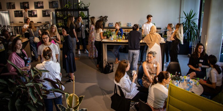 Das REACH bietet bereits regelmäßig Veranstaltungen für Gründerinnen an, wie hier das „Women Entrepreneurs‘ Breakfast“. Neuerdings können sich Gründerinnen auch für ein „EXIST-Women“-Stipendium bewerben.<address>© REACH - Teresa Wolf</address>