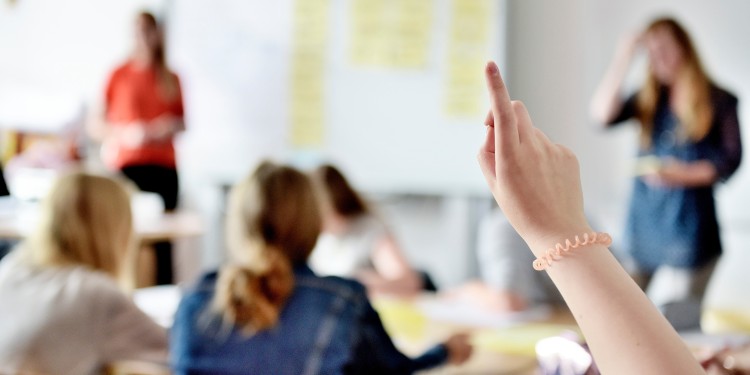 Wie erfassen und bewerten Lehrkräfte die mündliche Mitarbeit? Dieser Frage ist Dr. Carolin Krüll in ihrer Dissertation nachgegangen.<address>© Adobe Stock</address>