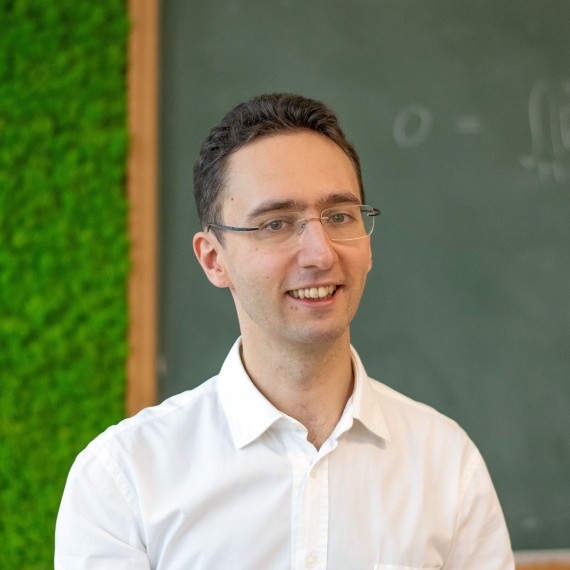 Thanks to the grants he is receiving, Dr. Rudolf Zeidler will be able to continue his research work in the field of scalar curvature at Münster University.<address>© WWU - Victoria Liesche</address>