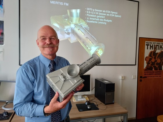 Prof. Dr. Harald Hiesinger zeigt ein Modell des Infrarotspektrometers MERTIS das an Bord der Raumsonde BepiColombo auf dem Weg zum Merkur ist.<address>© Uni Münster - K. Kottke</address>