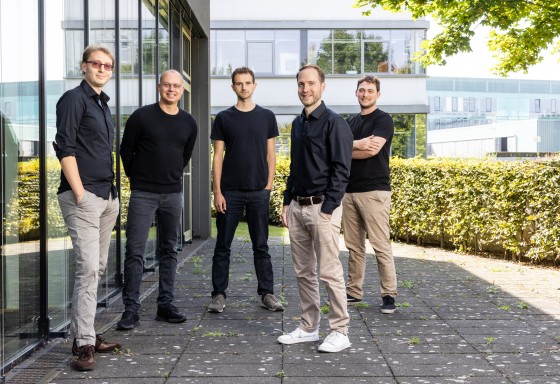 Das Gründungsteam von „Pixel Photonics“: Christoph Seidenstücker, Fabian Beutel, Nicolai Walter, Martin Wolff und Dr. Wladick Hartmann (v.l.).<address>© Peter Leßmann</address>