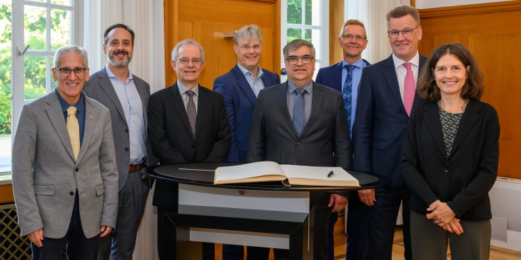 On Wednesday a delegation from the Brazilian University of São Paulo (USP) visited the University of Münster. Prof. Johannes Wessels (2nd from right) welcomed the guests, who included USP Rector Prof. Carlos Gilberto Carlotti Júnior (4th from right).<address>© Uni Münster - Michael Möller</address>