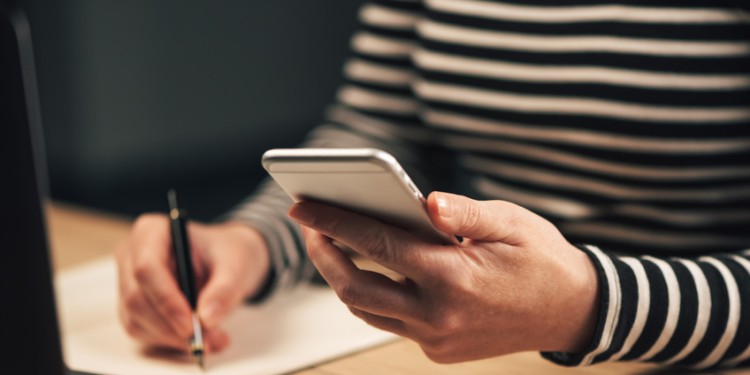 Interessierte können jetzt Plattdeutsch mit Hilfe einer App lernen.<address>© Fotolia</address>