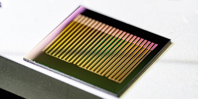 The chip contains almost 8,400 functioning artificial neurons from waveguide-coupled phase-change material. The researchers trained this neural network to distinguish between German and English texts on the basis of vowel frequency.<address>© Jonas Schütte / AG Pernice</address>
