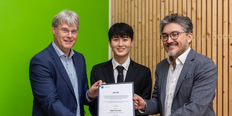 Prorektor Prof. Dr. Michael Quante (l.) und Prof. Koh Gabriel Kameda von der Musikhochschule Münster gratulierten Preisträger Daehyeon Kang.<address>© Uni MS – MünsterView</address>