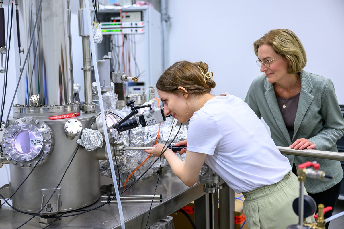 PhD student Katarzyna Kwiecien (left) and Prof. Anika Schlenhoff at the scanning tunnelling microscope. They can use the device to visualise the individual atoms in the surface of a sample.© University of Münster - Michael C. Möller