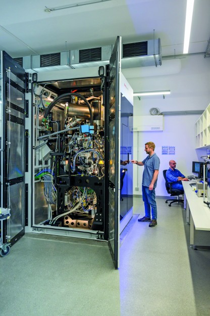 Dr. Alexander Neuhaus (left) at the cryo-EM with Prof. Christos Gatsogiannis. Normally, the cabinet is closed and the sensitive technology is not visible. © University of Münster - Michael C. Möller