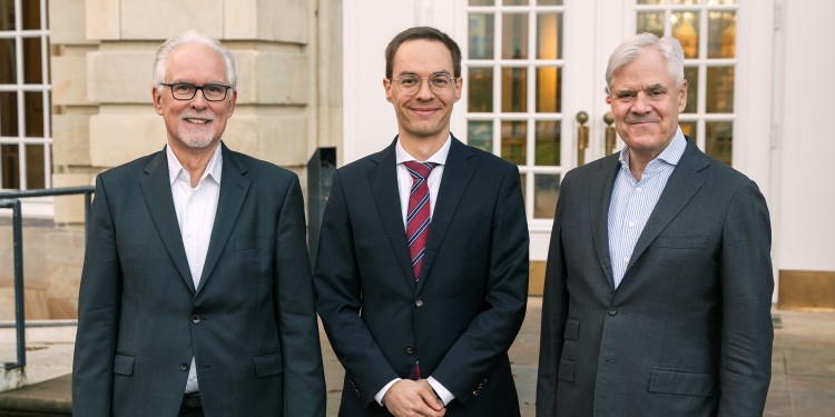 Dekan Prof. Dr. Gottfried Vossen (l.) und Prof. Dr. Andreas R. Dombret (r.) gratulierten Dr. Jörn Debener zum „Dombret-Promotionspreis“ der Wirtschaftswissenschaftlichen Fakultät.<address>© Victoria Hoch</address>
