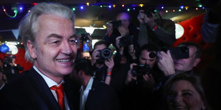 Geert Wilders, Politiker der PVV, reagiert auf die ersten Hochrechnungen der Parlamentswahlen in den Niederlanden, in denen er führt.<address>&copy; picture alliance / REUTERS | YVES HERMAN</address>
