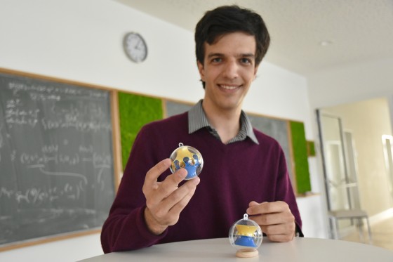 Dr. Mario Schulz vom Exzellenzcluster Mathematik Münster spricht in seinem Mathenacht-Vortrag um 21 Uhr über die Erforschung sogenannter Minimalflächen und die Faszination, die die mathematische Beschreibung der ästhetischen Perfektion für ihn bedeutet.<address>&copy; MM - vl</address>