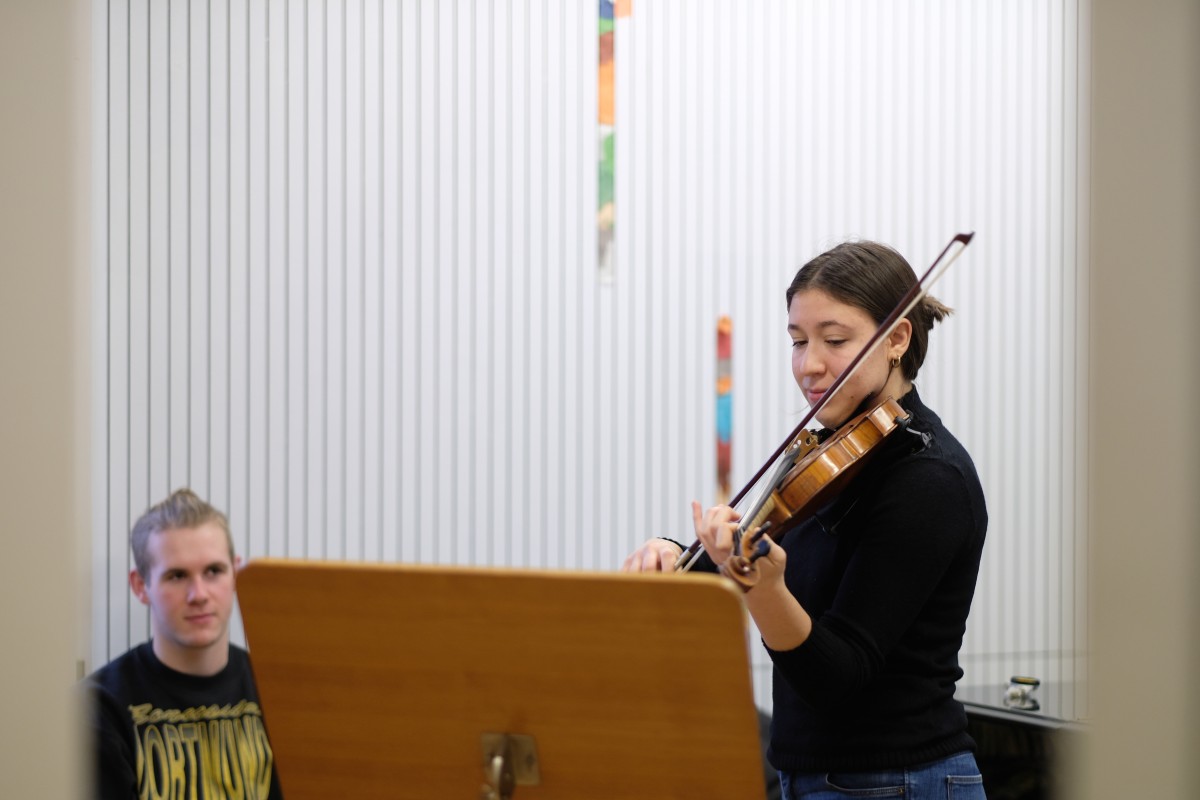 In der Musikhochschule lauschten angehende Violinisten einem Violinen-Unterricht. © Uni MS - Sophie Pieper