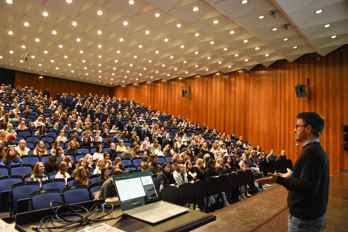Mit 600 Personen war der Andrang bei der Informationsveranstaltung zum Studium der Psychologie sehr groß. © Uni MS - Linus Peikenkamp