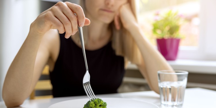 Für Anorexie-Patientinnen ist jede Mahlzeit ein Kampf.<address>&copy; ronstik – stock.adobe.com</address>