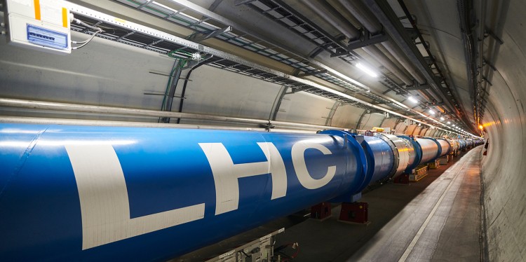 Eine Reihe von Dipolmagneten im Tunnel des Large Hadron Collider: Im LHC treffen leichte und schwere Atomkerne mit extrem hoher Energie aufeinander.<address>© 2021 CERN - Samuel Joseph Hertzog</address>