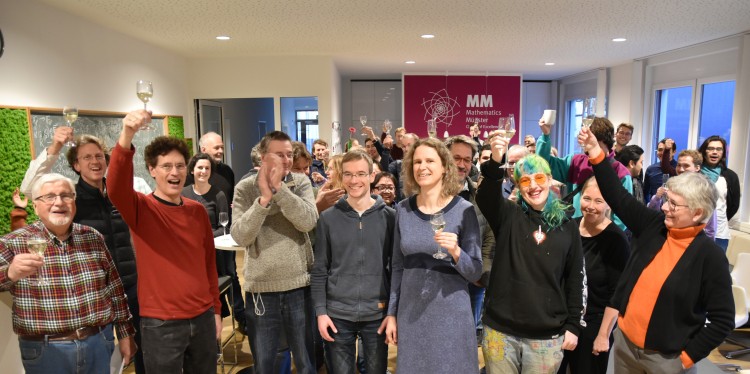 Delight at the award of the Leibniz Prize: at the Mathematics Münster Cluster of Excellence, they were overjoyed at this accolade for Prof. Eva Viehmann (front, 5th from left).<address>© Uni MS - Victoria Liesche</address>
