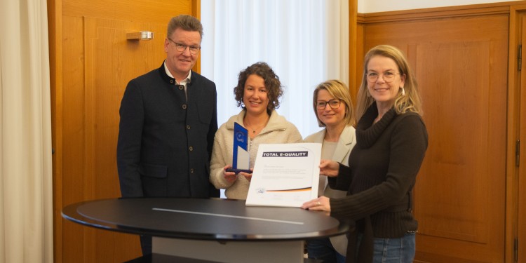 Rektor Prof. Dr. Johannes Wessels, Lena Kowalewski (Referentin für Gleichstellungsfragen), Tanja Beck (Projektleiterin Diversity-Strategie) und Prorektorin Prof. Dr. Maike Tietjens (v.l.) freuten sich über die Urkunde zum „Total-E-Quality“-Prädikat und über den Nachhaltigkeitspreis für Chancengleichheit und Vielfalt.<address>© Uni MS – bhe</address>