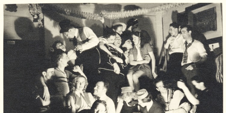 Karnevalsfeier von Studierenden und Lehrenden der Medizinischen Fakultät, Ende Februar 1949.<address>© Universitätsarchiv Münster</address>