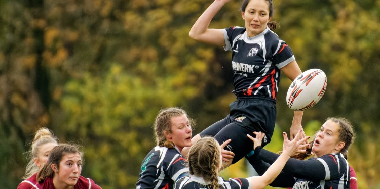 Mit vereinten Kräften: Bei der sogenannten Gasse versuchen die Rugbyspielerinnen, darunter Noëlle Bouchette (Rückennummer 4, 3.v.l.), durch eine Hebung den Ball zu erobern.<address>© Manuela Wilms</address>