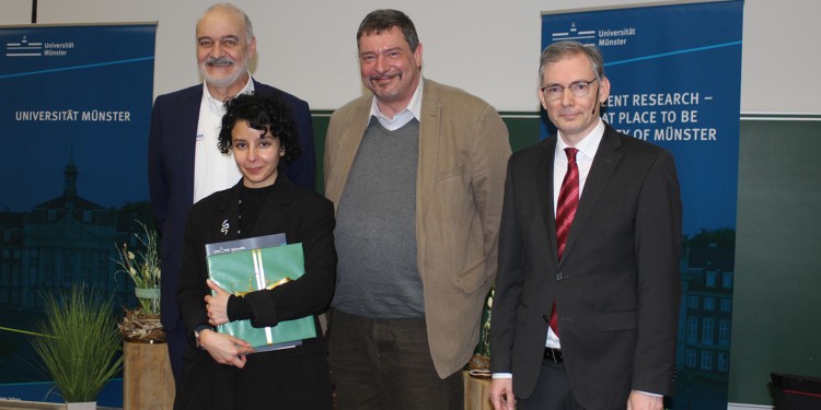 Jörg Malzon-Jessen (Infineon Technologies AG), Dr. Shabnam Taheriniya, Prof. Dr. Gerhard Wilde und Dekan Prof. Dr. Rudolf Bratschitsch (v. l.) während der Promotionsfeier des Fachbereichs Physik, bei der der Infineon-Promotionspreis überreicht wurde.<address>© Uni MS - Sylvia Gurnik</address>