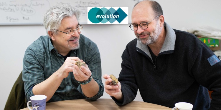 Der Soziologe Prof. Dr. Joachim Renn (links) und der Biologe Prof. Dr. Jürgen Gadau mit Fossilien von Trilobiten. Die Gliederfüßer lebten auf dem Meeresboden und sind vor etwa 250 Millionen Jahren ausgestorben.<address>© Uni MS - Linus Peikenkamp</address>