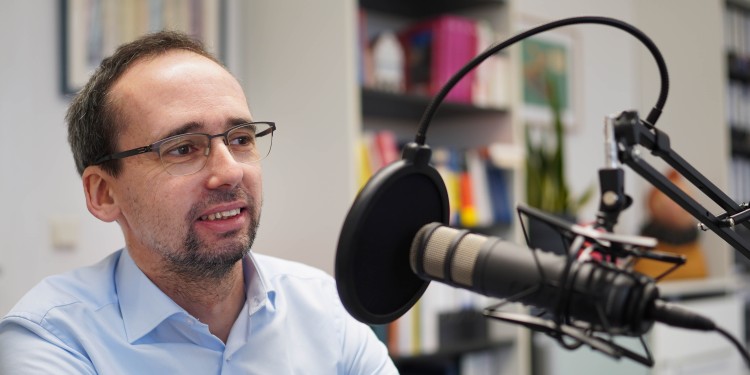 Dr. Christian Walburg im Podcast.<address>&copy; Uni MS - Linus Peikenkamp</address>