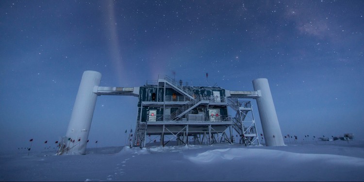 Das IceCube-Labor an der Amundsen-Scott-Südpolstation in der Antarktis beherbergt die Computer, die die Rohdaten sammeln.<address>© Felipe Pedreros, IceCube/NSF</address>