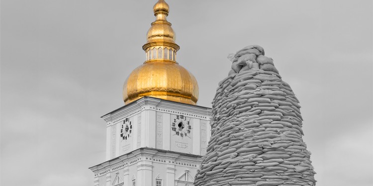 Sandsäcke, die um Statuen herum aufgeschichtet wurden, sollen Kunstwerke im öffentlichen Raum vor Raketenangriffen schützen, wie hier in der Ukraine.<address>© doomu – stock.adobe.com</address>