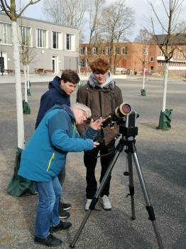 Schülerinnen und Schüler der Mathilde-Anneke-Gesamtschule erforschen mit Unterstützung der Bildungsinitiative AiM und dem Institut für Planetologie der Uni Münster, ob kostengünstige High-Tech-Beobachtungssysteme einen neuen Blick ins Universum für die interessierte Bevölkerung eröffnen können.<address>&copy; Uni MS - Nina Nolte</address>