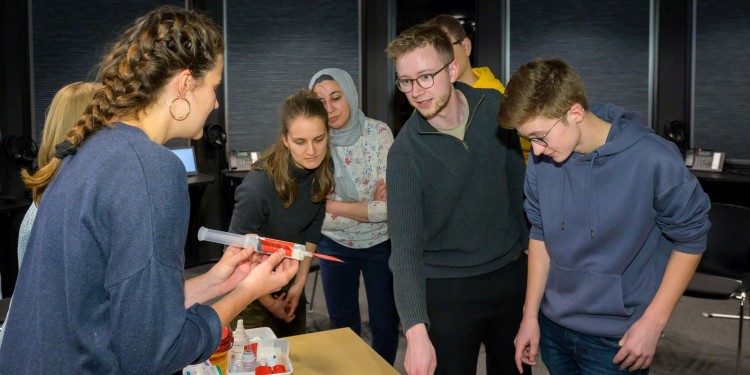 <address>&copy; Uni MS - E. Wibberg</address>