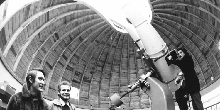 Blick in die Sternwarte am Horstmarer Landweg. Das Foto entstand etwa 1978. Dr. Hans Straßl (2.v.r.) lehrte und forschte ab 1958 als Professor für Astronomie.<address>© LWL-Medienzentrum für Westfalen, Nachlass Christoph Preker</address>
