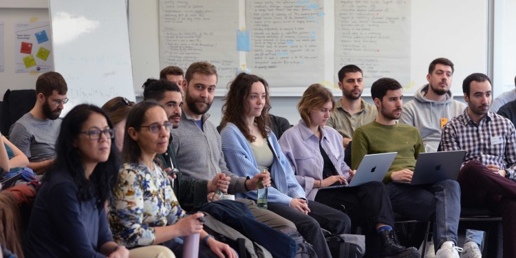 Im Plenum überlegen die Teilnehmerinnen und Teilnehmer gemeinsam, welche Themen ihnen besonders wichtig sind.<address>© Uni MS - Brigitte Heeke</address>