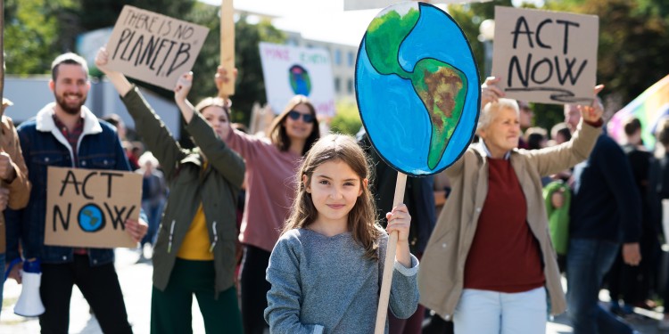 Demonstrationen sind ein Mittel, um für mehr Klimaschutz zu kämpfen. Doch auch der Rechtsweg kann Veränderungen bewirken.<address>© stock.adobe.com - Halfpoint</address>