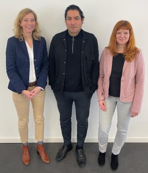 Dr. Evelyn Bokler-Völkel (l.), Prof. Dr. Mouhanad Khorchide und Dr. Sarah Demmrich leiten die Forschungsstelle „Islam und Politik“.<address>© Uni MS - Abdulkerim Şenel</address>