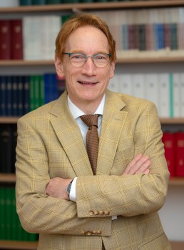 Prof. Dr. Andreas Pfingsten arbeitet vor dem endgültigen Ruhestand noch ein Jahr als Seniorprofessor an der Universität Münster.<address>© Uni MS - Michael Möller</address>