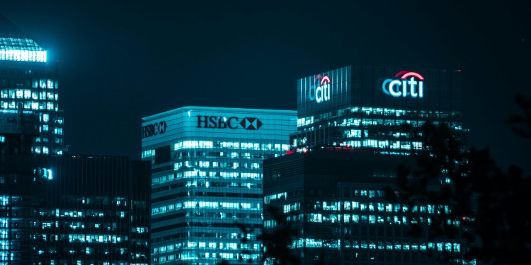 Blick auf zwei Bankgebäude<address>© Unsplash - Miquel Parera</address>