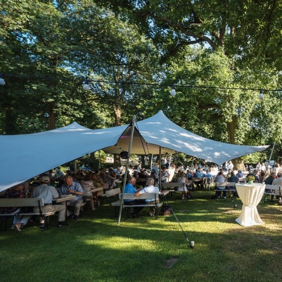 Der Abschluss des Alumnitags, ein Grillabend, findet im Schlossgarten statt.<address>© Uni MS - Thomas Mohn</address>