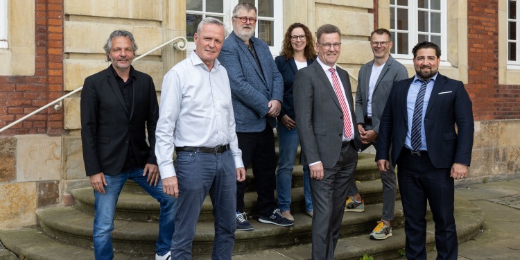 Fröhliche Stimmung nach der Vertragsunterzeichnung (v.l.n.r.): Prof. Dr. Heiko Wagner (Studiendekan des Instituts für Sportwissenschaft), Dr. Ulrich Thelen (1. Vorsitzender des Boxzentrums), Prof. Dr. Bernd Strauß (Spitzensportbeauftragter der Universität Münster), Dr. Barbara Halberschmidt (Team Spitzensport), Prof. Dr. Johannes Wessels (Rektor der Universität Münster), Jan-Philipp Müller (Leiter des Hochschulsports) und Prof. Dr. Farid Vatanparast (2. Vorsitzender des Boxzentrums).<address>© Uni MS - Peter Leßmann</address>