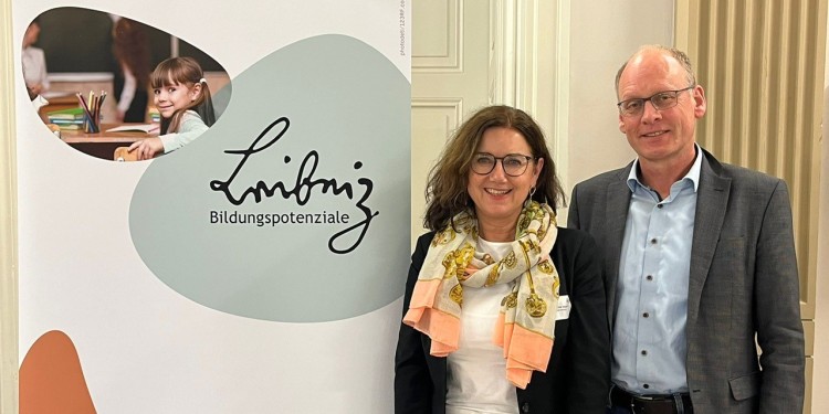 Prof. Dr. Ulrike Weyland, Prorektorin für Studium und Lehre, präsentierte gemeinsam mit Prof. Dr. Elmar Souvignier, Institut für Psychologie in Bildung und Erziehung, bei der LERN-Jahrestagung in Tübingen die Universität Münster.<address>© privat</address>