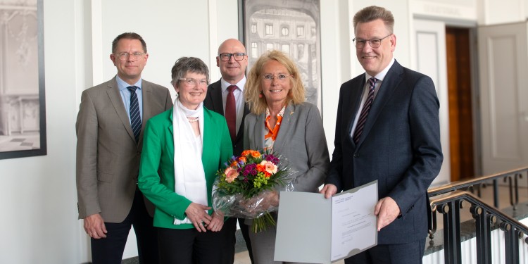 Prof. Dr. Hinnerk Wißmann, Vorsitzender des Senats, Laudatorin Prof. Dr. Monika Bobbert, Kanzler Matthias Schwarte (v.l.) und Rektor Prof. Dr. Johannes Wessels (1.v.r.) gratulierten Sabine Kolck zu der Auszeichnung mit der Ehrennadel der Universität.<address>© Uni MS - Brigitte Heeke</address>