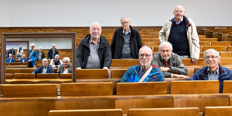 Alles begann im Hörsaal S 10 des münsterschen Schlosses: Hier hatten Karl-Heinz Fox, Gerd Möller, Friedrich Münstedt, Dr. Karl-Adolf Höwel, Jürgen Kordt und Gotthard Eichstädt (v. l.) sowie Ulrich Hartmann (verhindert) und Horst Kliempt (verstorben) ihre erste Mathematik-Vorlesung.<address>© Uni MS - Peter Leßmann</address>