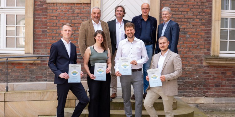 Die Preisträgerin und Preisträger mit ihren Auszeichnungen: Dr. Felix Saupe, Bianca Kuhn, Dr. Jan Unverfärth und Jan Schaumann (erste Reihe von links). Dekan Prof. Dr. Norbert Hölzel, Prof. Dr. Ralf Thomas Becker, Dr. Michael Heitfeld und Prorektor Prof. Dr. Michael Quante gratulierten den vier Talenten (hintere Reihe von links).<address>© Uni MS - Johannes Wulf</address>