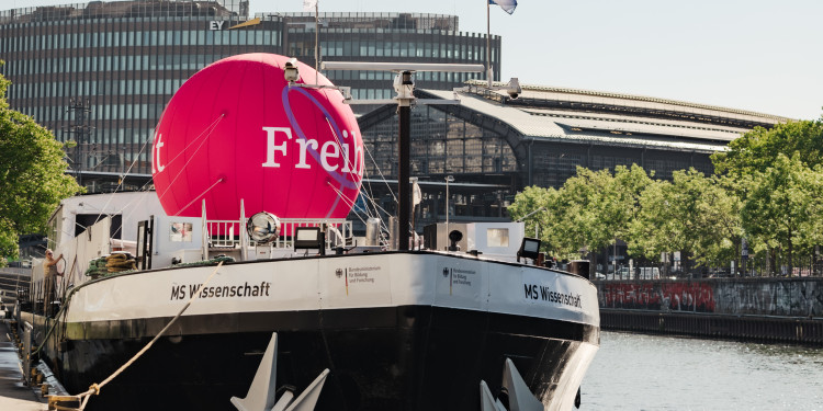 Im Wissenschaftsjahr 2024 dreht sich an Bord des umgebauten Frachtschiffs alles um das Thema Freiheit und ihre vielfältigen Facetten.<address>© Ilja C. Hendel / Wissenschaft im Dialog</address>