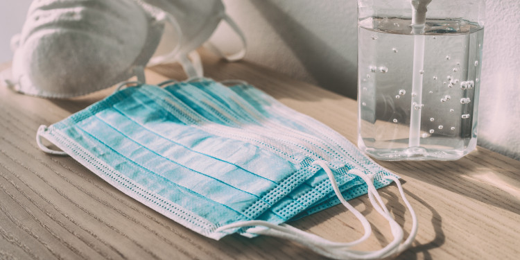 Die Maskenpflicht in Innenräumen war eine von vielen Maßnahmen während der Corona-Pandemie.<address>&copy; stock.adobe.com - Maridav</address>